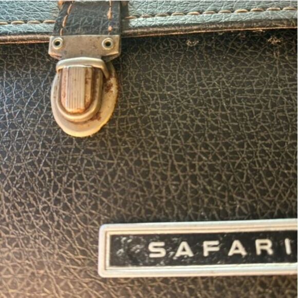 Safari Vintage Hard Camera Case With Metal Liners - Picture 2 of 9